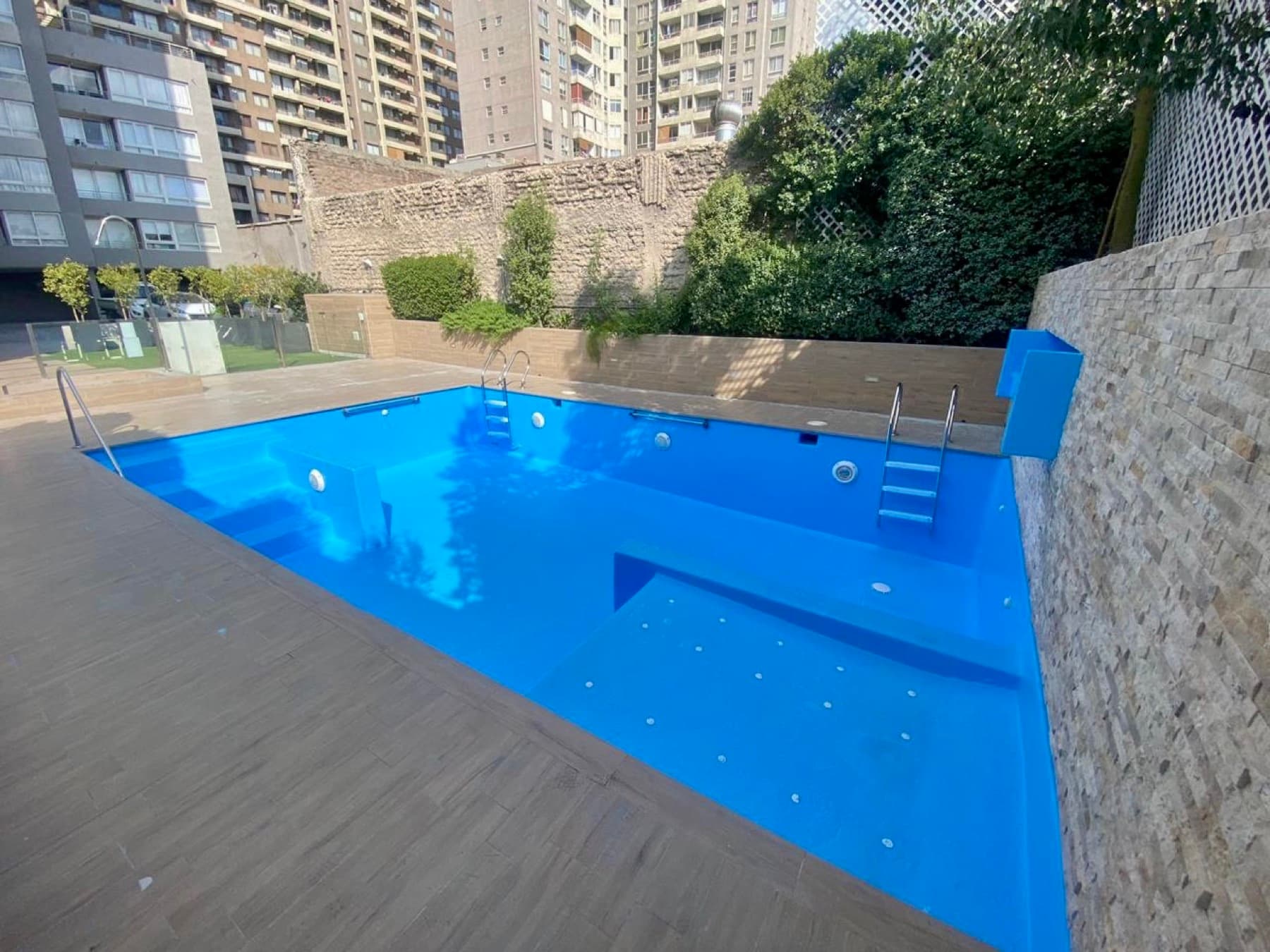 Terminación brillante en piscinas iPool